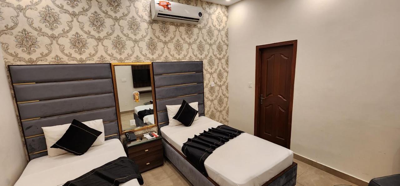 Red Fort Hotel Gulberg Лахор Экстерьер фото