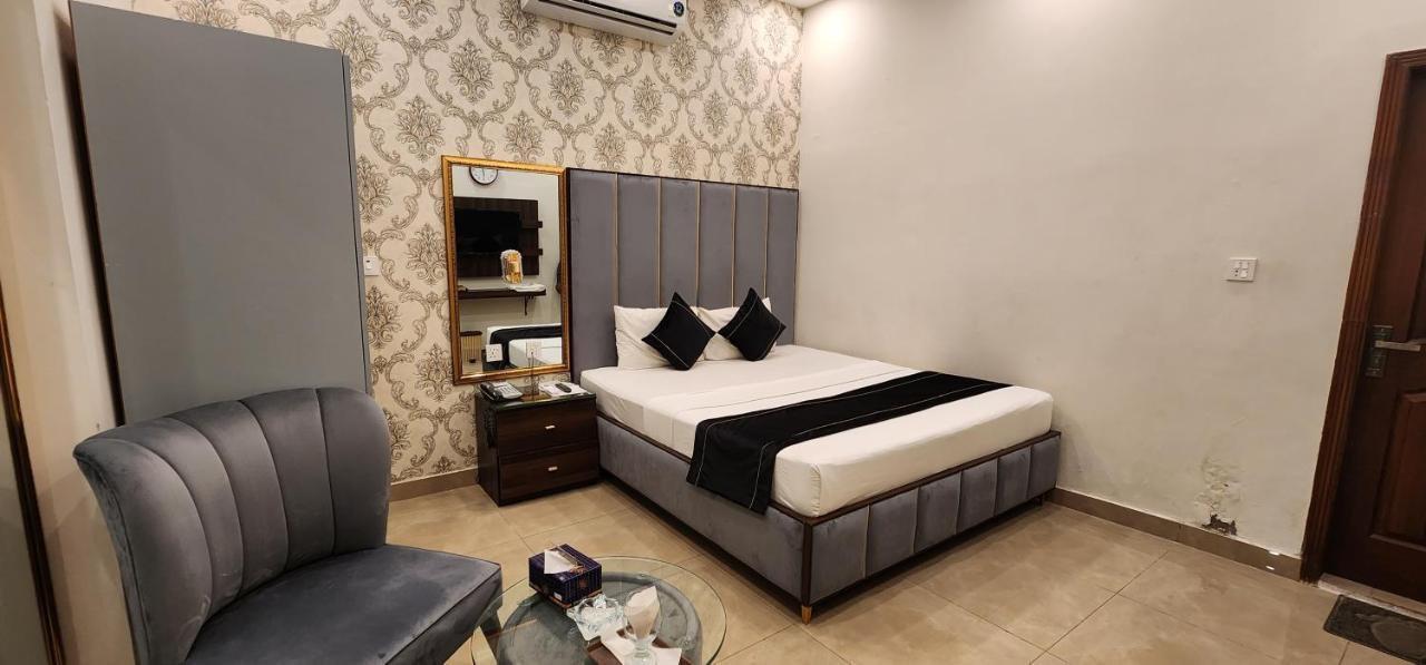 Red Fort Hotel Gulberg Лахор Экстерьер фото