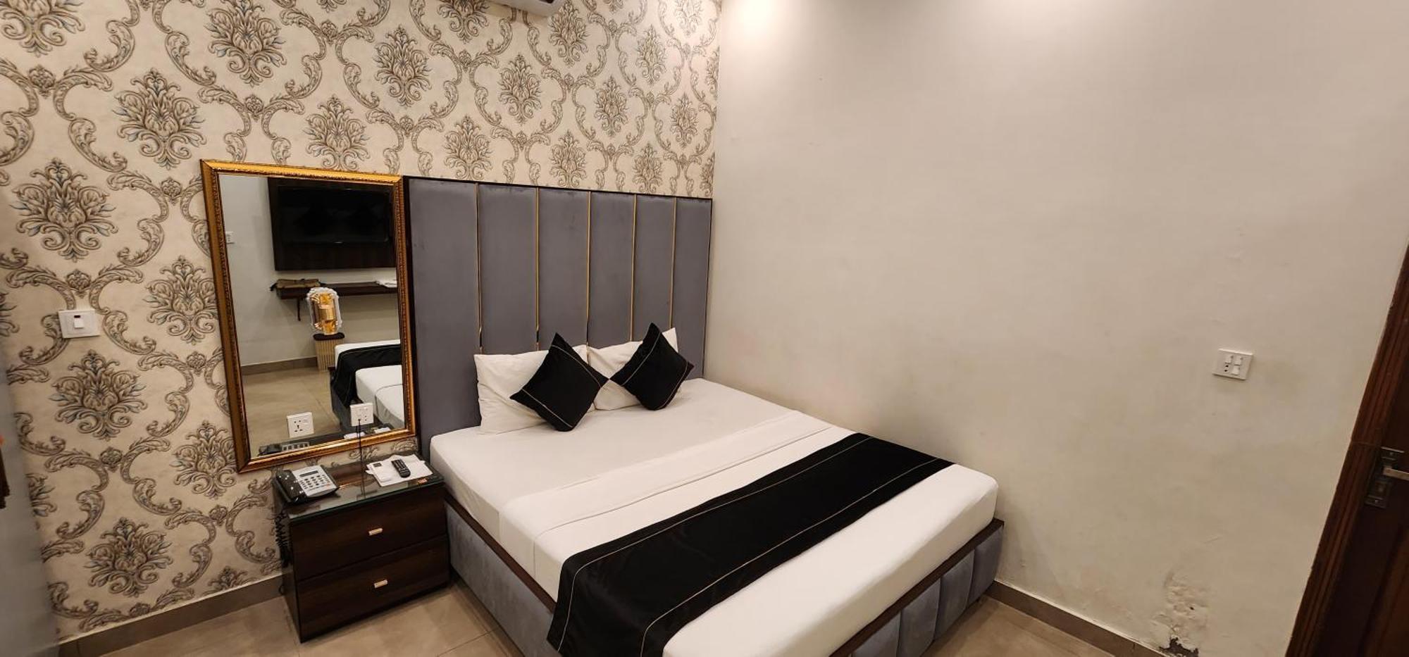 Red Fort Hotel Gulberg Лахор Экстерьер фото