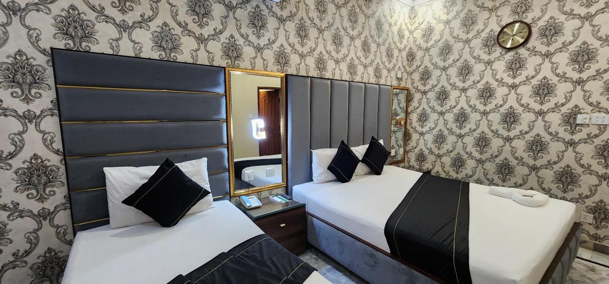 Red Fort Hotel Gulberg Лахор Экстерьер фото